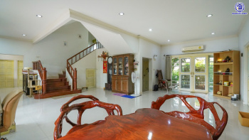 บ้านเดี่ยวมือสองกรุงเทพฯ 3 ชั้น โครงการ กฤษดานคร20 ปิ่นเกล้า หน้าบ้านไม่ชนใครพร้อมวิวเลค บนเนื้อที่ 201 ตร.ว. พื้นที่ใช้สอย 800 ตร.ม. พร้อมฟังก์ชันจัดเต็ม 7 ห้องนอน 8 ห้องน้ำ 1 ห้องแม่บ้าน จอดรถได้ถึง 6 คัน บนทำเลเชื่อมต่อเมืองอย่างรวดเร็ว ใกล้ทางคู่ขนานลอยฟ้าบรมราชชนนี ม.มหิดล เซ็นทรัลปิ่นเกล้า และตลาดสดธนบุรี