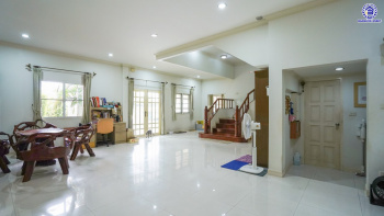 บ้านเดี่ยวมือสองกรุงเทพฯ 3 ชั้น โครงการ กฤษดานคร20 ปิ่นเกล้า หน้าบ้านไม่ชนใครพร้อมวิวเลค บนเนื้อที่ 201 ตร.ว. พื้นที่ใช้สอย 800 ตร.ม. พร้อมฟังก์ชันจัดเต็ม 7 ห้องนอน 8 ห้องน้ำ 1 ห้องแม่บ้าน จอดรถได้ถึง 6 คัน บนทำเลเชื่อมต่อเมืองอย่างรวดเร็ว ใกล้ทางคู่ขนานลอยฟ้าบรมราชชนนี ม.มหิดล เซ็นทรัลปิ่นเกล้า และตลาดสดธนบุรี