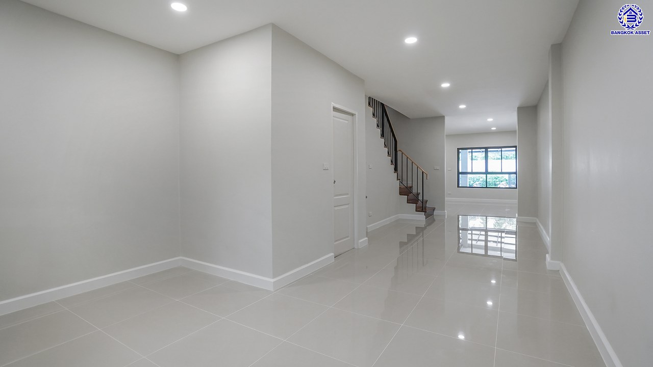 บ้านมือสองตกแต่งใหม่ ทำเลใจกลางเมือง โครงการ Nova Home สุคนธสวัสดิ์​2 ทาวน์โฮม 3 ชั้น เนื้อที่ 24.8 ตร.ว. พื้นที่ใช้สอย 208.08 ตร.ม. ฟังก์ชัน 4 ห้องนอน 4 ห้องน้ำ เชื่อมต่อทั้งถนนประดิษฐ์มนูธรรม, ถนนนาคนิวาส, ประเสริฐมนูกิจ ใกล้ทางด่วน "ฉลองรัช" และรถไฟฟ้าสายสีเหลือง "สถานีลาดพร้าว"