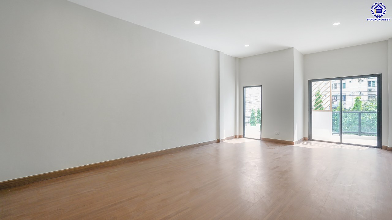 บ้านมือสองตกแต่งใหม่ ทำเลใจกลางเมือง โครงการ Nova Home สุคนธสวัสดิ์​2 ทาวน์โฮม 3 ชั้น เนื้อที่ 24.8 ตร.ว. พื้นที่ใช้สอย 208.08 ตร.ม. ฟังก์ชัน 4 ห้องนอน 4 ห้องน้ำ เชื่อมต่อทั้งถนนประดิษฐ์มนูธรรม, ถนนนาคนิวาส, ประเสริฐมนูกิจ ใกล้ทางด่วน "ฉลองรัช" และรถไฟฟ้าสายสีเหลือง "สถานีลาดพร้าว"