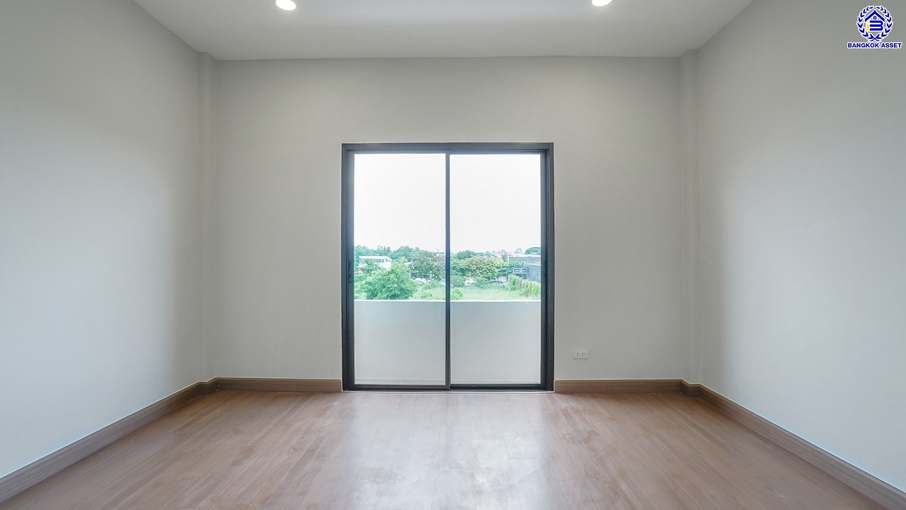 บ้านมือสองตกแต่งใหม่ ทำเลใจกลางเมือง โครงการ Nova Home สุคนธสวัสดิ์​2 ทาวน์โฮม 3 ชั้น เนื้อที่ 24.8 ตร.ว. พื้นที่ใช้สอย 208.08 ตร.ม. ฟังก์ชัน 4 ห้องนอน 4 ห้องน้ำ เชื่อมต่อทั้งถนนประดิษฐ์มนูธรรม, ถนนนาคนิวาส, ประเสริฐมนูกิจ ใกล้ทางด่วน "ฉลองรัช" และรถไฟฟ้าสายสีเหลือง "สถานีลาดพร้าว"