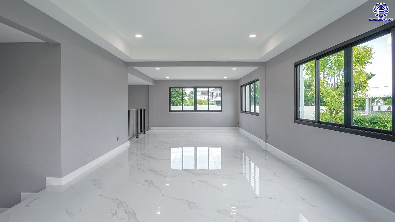 บ้านมือสองตกแต่งใหม่ โครงการ กฤษดานคร20 ปิ่นเกล้า เนื้อที่ 118 ตร.ว. พื้นที่ใช้สอย 425.47 ตร.ม. พร้อมฟังก์ชันจัดเต็ม 4 ห้องนอน 5 ห้องน้ำ 1 ห้องแม่บ้าน จอดรถได้ 3 คัน บนทำเลเชื่อมต่อเมืองอย่างรวดเร็ว ใกล้ทางคู่ขนานลอยฟ้าบรมราชชนนี ทางด่วน "กาญจนาภิเษก" ม.มหิดล เซ็นทรัลปิ่นเกล้า และตลาดสดธนบุรี