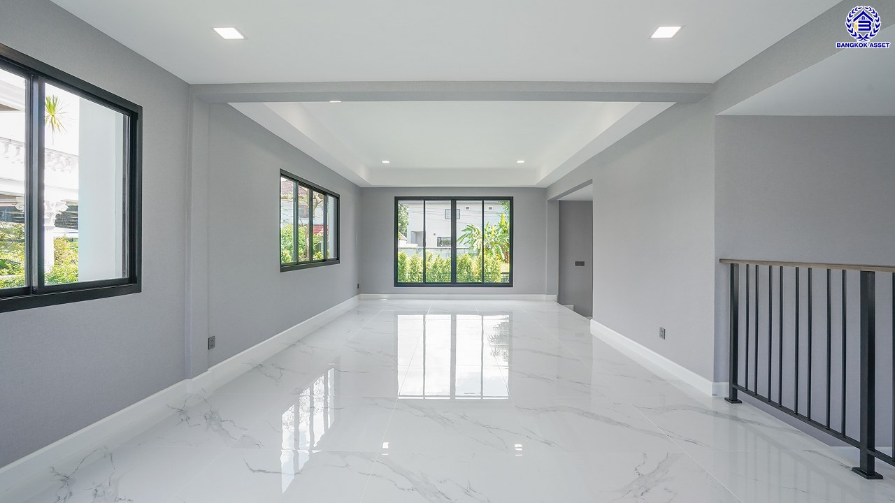 บ้านมือสองตกแต่งใหม่ โครงการ กฤษดานคร20 ปิ่นเกล้า เนื้อที่ 118 ตร.ว. พื้นที่ใช้สอย 425.47 ตร.ม. พร้อมฟังก์ชันจัดเต็ม 4 ห้องนอน 5 ห้องน้ำ 1 ห้องแม่บ้าน จอดรถได้ 3 คัน บนทำเลเชื่อมต่อเมืองอย่างรวดเร็ว ใกล้ทางคู่ขนานลอยฟ้าบรมราชชนนี ทางด่วน "กาญจนาภิเษก" ม.มหิดล เซ็นทรัลปิ่นเกล้า และตลาดสดธนบุรี