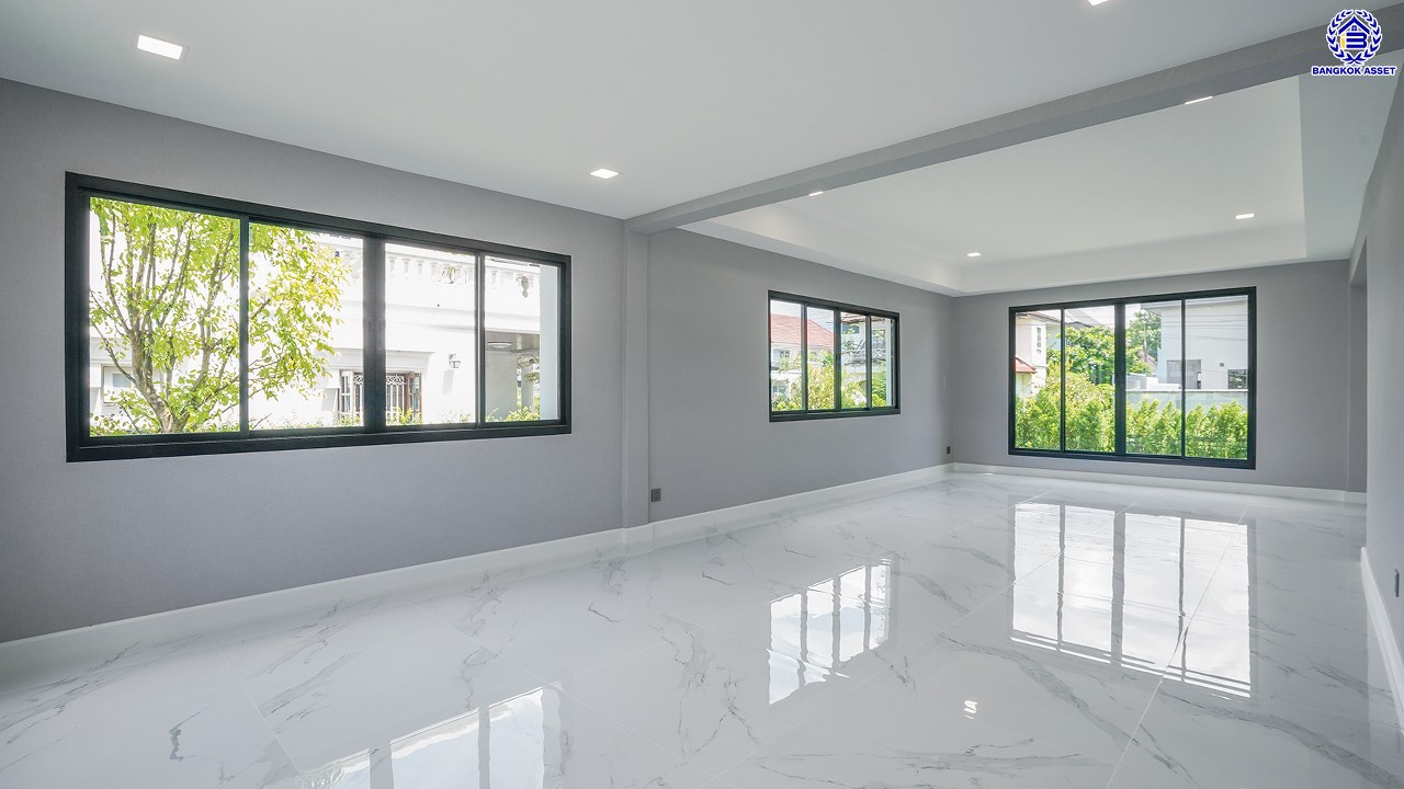 บ้านมือสองตกแต่งใหม่ โครงการ กฤษดานคร20 ปิ่นเกล้า เนื้อที่ 118 ตร.ว. พื้นที่ใช้สอย 425.47 ตร.ม. พร้อมฟังก์ชันจัดเต็ม 4 ห้องนอน 5 ห้องน้ำ 1 ห้องแม่บ้าน จอดรถได้ 3 คัน บนทำเลเชื่อมต่อเมืองอย่างรวดเร็ว ใกล้ทางคู่ขนานลอยฟ้าบรมราชชนนี ทางด่วน "กาญจนาภิเษก" ม.มหิดล เซ็นทรัลปิ่นเกล้า และตลาดสดธนบุรี