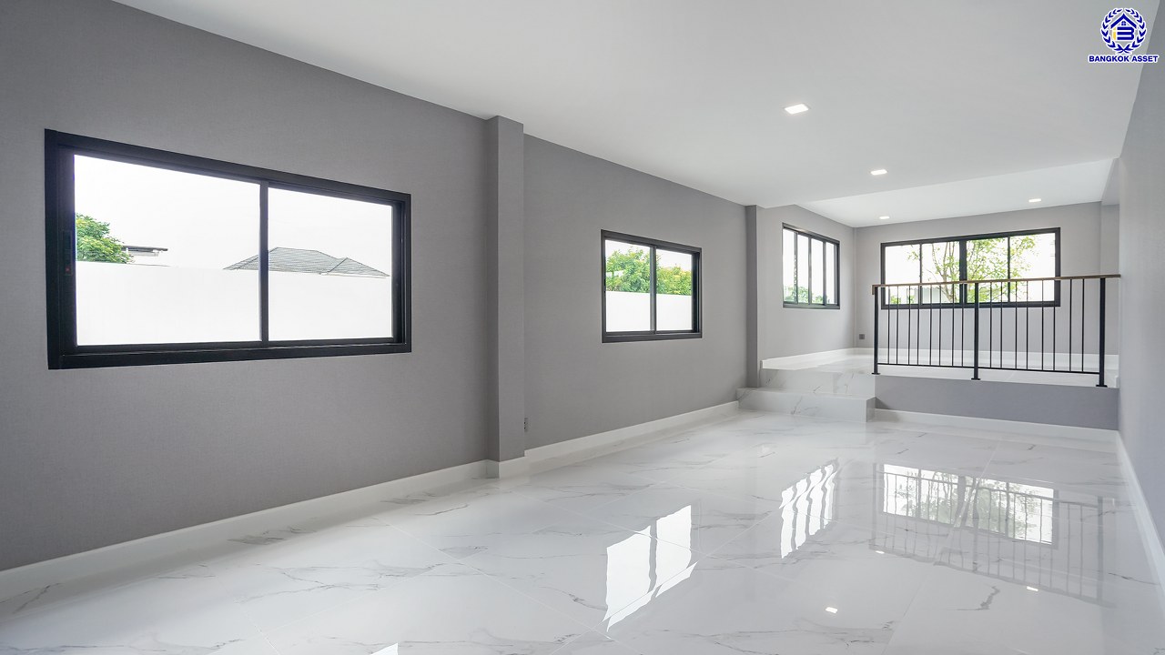 บ้านมือสองตกแต่งใหม่ โครงการ กฤษดานคร20 ปิ่นเกล้า เนื้อที่ 118 ตร.ว. พื้นที่ใช้สอย 425.47 ตร.ม. พร้อมฟังก์ชันจัดเต็ม 4 ห้องนอน 5 ห้องน้ำ 1 ห้องแม่บ้าน จอดรถได้ 3 คัน บนทำเลเชื่อมต่อเมืองอย่างรวดเร็ว ใกล้ทางคู่ขนานลอยฟ้าบรมราชชนนี ทางด่วน "กาญจนาภิเษก" ม.มหิดล เซ็นทรัลปิ่นเกล้า และตลาดสดธนบุรี