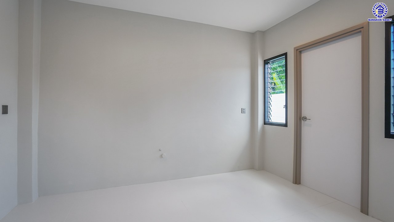 บ้านมือสองตกแต่งใหม่ โครงการ กฤษดานคร20 ปิ่นเกล้า เนื้อที่ 118 ตร.ว. พื้นที่ใช้สอย 425.47 ตร.ม. พร้อมฟังก์ชันจัดเต็ม 4 ห้องนอน 5 ห้องน้ำ 1 ห้องแม่บ้าน จอดรถได้ 3 คัน บนทำเลเชื่อมต่อเมืองอย่างรวดเร็ว ใกล้ทางคู่ขนานลอยฟ้าบรมราชชนนี ทางด่วน "กาญจนาภิเษก" ม.มหิดล เซ็นทรัลปิ่นเกล้า และตลาดสดธนบุรี