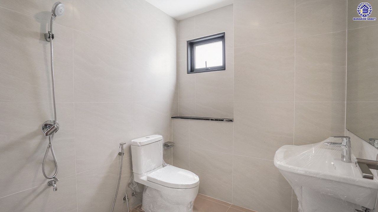 บ้านมือสองตกแต่งใหม่ โครงการ กฤษดานคร20 ปิ่นเกล้า เนื้อที่ 118 ตร.ว. พื้นที่ใช้สอย 425.47 ตร.ม. พร้อมฟังก์ชันจัดเต็ม 4 ห้องนอน 5 ห้องน้ำ 1 ห้องแม่บ้าน จอดรถได้ 3 คัน บนทำเลเชื่อมต่อเมืองอย่างรวดเร็ว ใกล้ทางคู่ขนานลอยฟ้าบรมราชชนนี ทางด่วน "กาญจนาภิเษก" ม.มหิดล เซ็นทรัลปิ่นเกล้า และตลาดสดธนบุรี