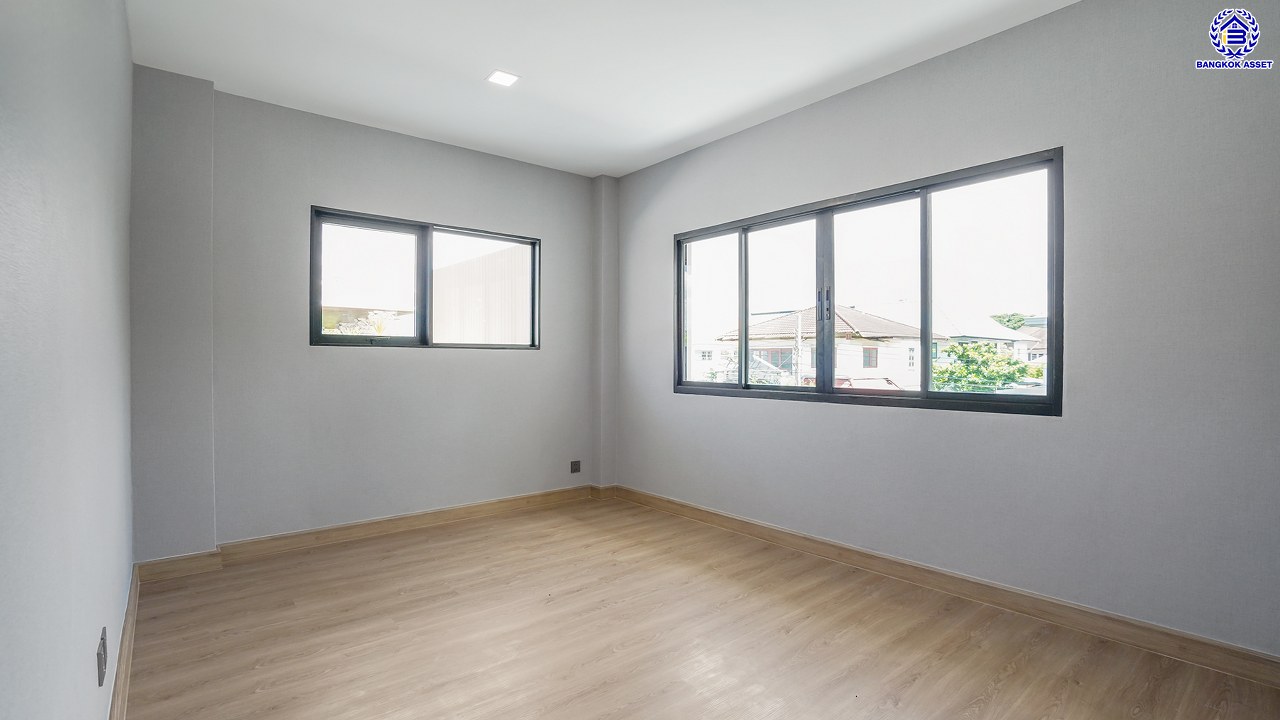 บ้านมือสองตกแต่งใหม่ โครงการ กฤษดานคร20 ปิ่นเกล้า เนื้อที่ 118 ตร.ว. พื้นที่ใช้สอย 425.47 ตร.ม. พร้อมฟังก์ชันจัดเต็ม 4 ห้องนอน 5 ห้องน้ำ 1 ห้องแม่บ้าน จอดรถได้ 3 คัน บนทำเลเชื่อมต่อเมืองอย่างรวดเร็ว ใกล้ทางคู่ขนานลอยฟ้าบรมราชชนนี ทางด่วน "กาญจนาภิเษก" ม.มหิดล เซ็นทรัลปิ่นเกล้า และตลาดสดธนบุรี