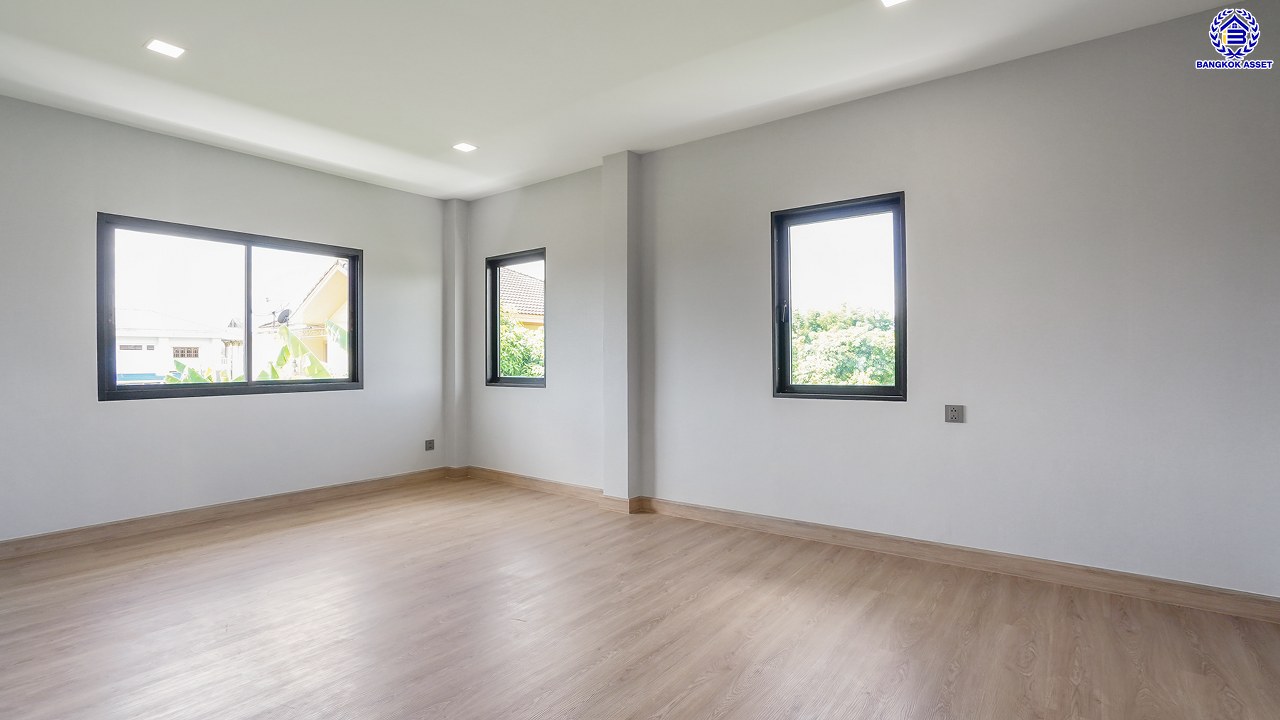 บ้านมือสองตกแต่งใหม่ โครงการ กฤษดานคร20 ปิ่นเกล้า เนื้อที่ 118 ตร.ว. พื้นที่ใช้สอย 425.47 ตร.ม. พร้อมฟังก์ชันจัดเต็ม 4 ห้องนอน 5 ห้องน้ำ 1 ห้องแม่บ้าน จอดรถได้ 3 คัน บนทำเลเชื่อมต่อเมืองอย่างรวดเร็ว ใกล้ทางคู่ขนานลอยฟ้าบรมราชชนนี ทางด่วน "กาญจนาภิเษก" ม.มหิดล เซ็นทรัลปิ่นเกล้า และตลาดสดธนบุรี