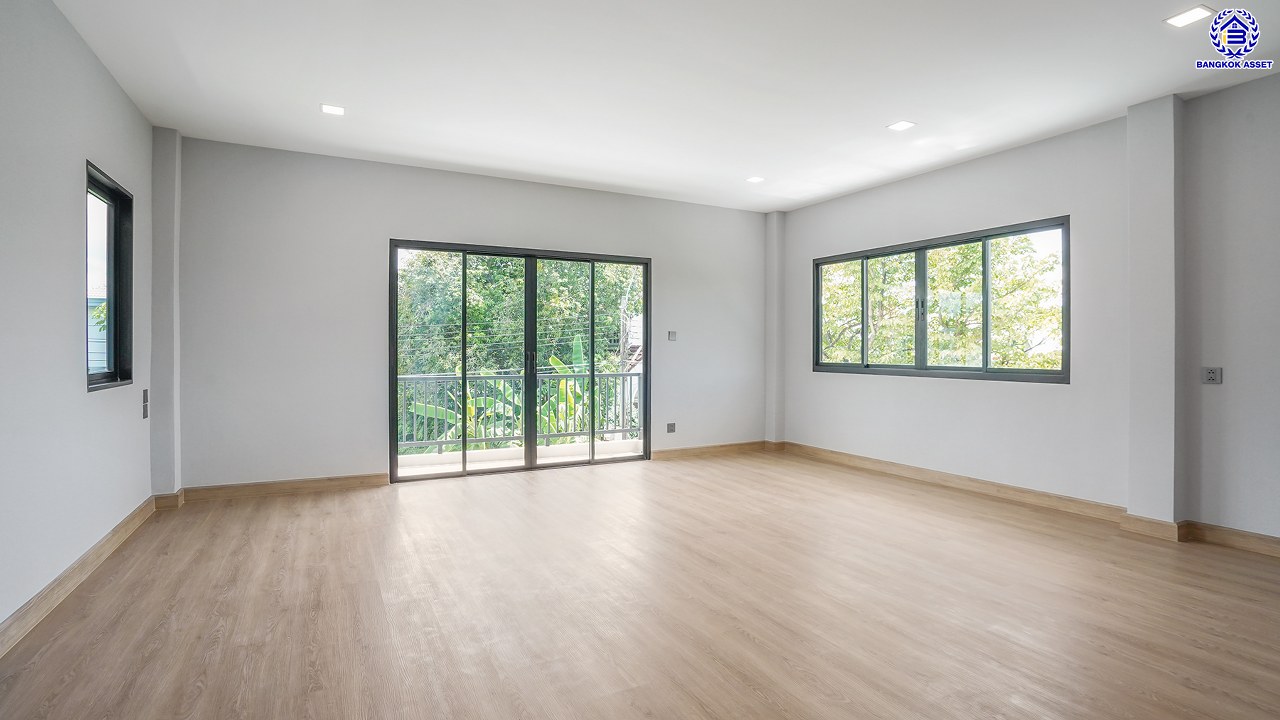 บ้านมือสองตกแต่งใหม่ โครงการ กฤษดานคร20 ปิ่นเกล้า เนื้อที่ 118 ตร.ว. พื้นที่ใช้สอย 425.47 ตร.ม. พร้อมฟังก์ชันจัดเต็ม 4 ห้องนอน 5 ห้องน้ำ 1 ห้องแม่บ้าน จอดรถได้ 3 คัน บนทำเลเชื่อมต่อเมืองอย่างรวดเร็ว ใกล้ทางคู่ขนานลอยฟ้าบรมราชชนนี ทางด่วน "กาญจนาภิเษก" ม.มหิดล เซ็นทรัลปิ่นเกล้า และตลาดสดธนบุรี