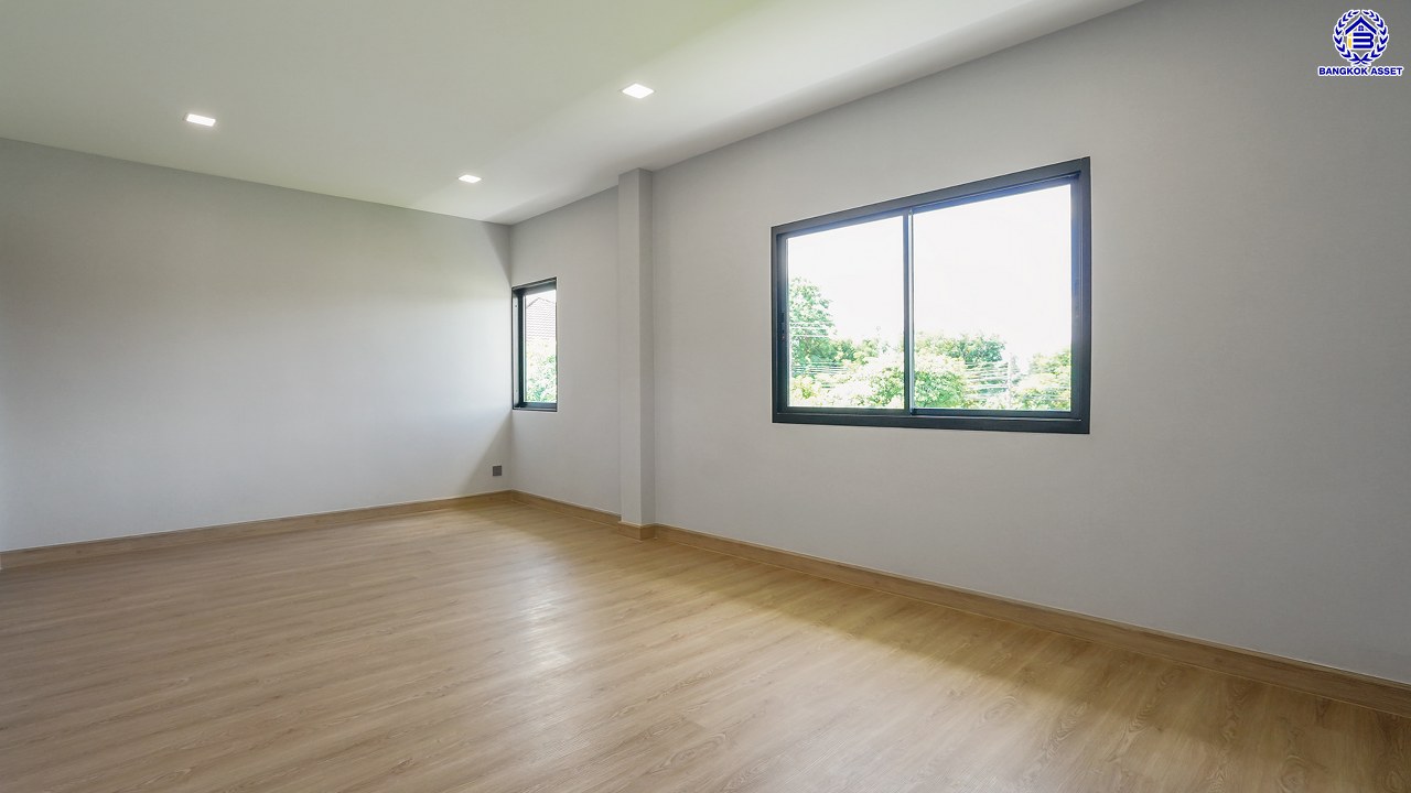 บ้านมือสองตกแต่งใหม่ โครงการ กฤษดานคร20 ปิ่นเกล้า เนื้อที่ 118 ตร.ว. พื้นที่ใช้สอย 425.47 ตร.ม. พร้อมฟังก์ชันจัดเต็ม 4 ห้องนอน 5 ห้องน้ำ 1 ห้องแม่บ้าน จอดรถได้ 3 คัน บนทำเลเชื่อมต่อเมืองอย่างรวดเร็ว ใกล้ทางคู่ขนานลอยฟ้าบรมราชชนนี ทางด่วน "กาญจนาภิเษก" ม.มหิดล เซ็นทรัลปิ่นเกล้า และตลาดสดธนบุรี