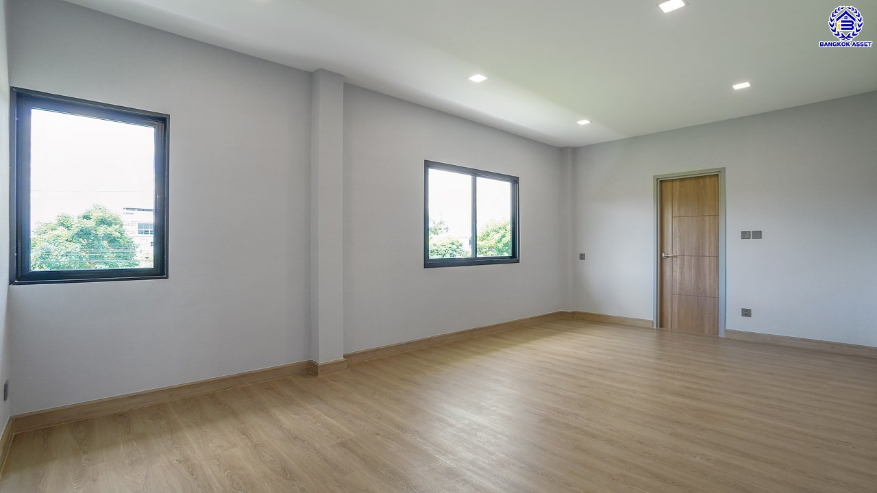 บ้านมือสองตกแต่งใหม่ โครงการ กฤษดานคร20 ปิ่นเกล้า เนื้อที่ 118 ตร.ว. พื้นที่ใช้สอย 425.47 ตร.ม. พร้อมฟังก์ชันจัดเต็ม 4 ห้องนอน 5 ห้องน้ำ 1 ห้องแม่บ้าน จอดรถได้ 3 คัน บนทำเลเชื่อมต่อเมืองอย่างรวดเร็ว ใกล้ทางคู่ขนานลอยฟ้าบรมราชชนนี ทางด่วน "กาญจนาภิเษก" ม.มหิดล เซ็นทรัลปิ่นเกล้า และตลาดสดธนบุรี