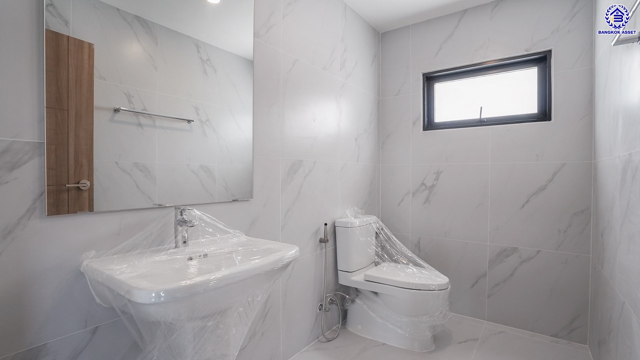 บ้านมือสองตกแต่งใหม่ โครงการ กฤษดานคร20 ปิ่นเกล้า เนื้อที่ 118 ตร.ว. พื้นที่ใช้สอย 425.47 ตร.ม. พร้อมฟังก์ชันจัดเต็ม 4 ห้องนอน 5 ห้องน้ำ 1 ห้องแม่บ้าน จอดรถได้ 3 คัน บนทำเลเชื่อมต่อเมืองอย่างรวดเร็ว ใกล้ทางคู่ขนานลอยฟ้าบรมราชชนนี ทางด่วน "กาญจนาภิเษก" ม.มหิดล เซ็นทรัลปิ่นเกล้า และตลาดสดธนบุรี