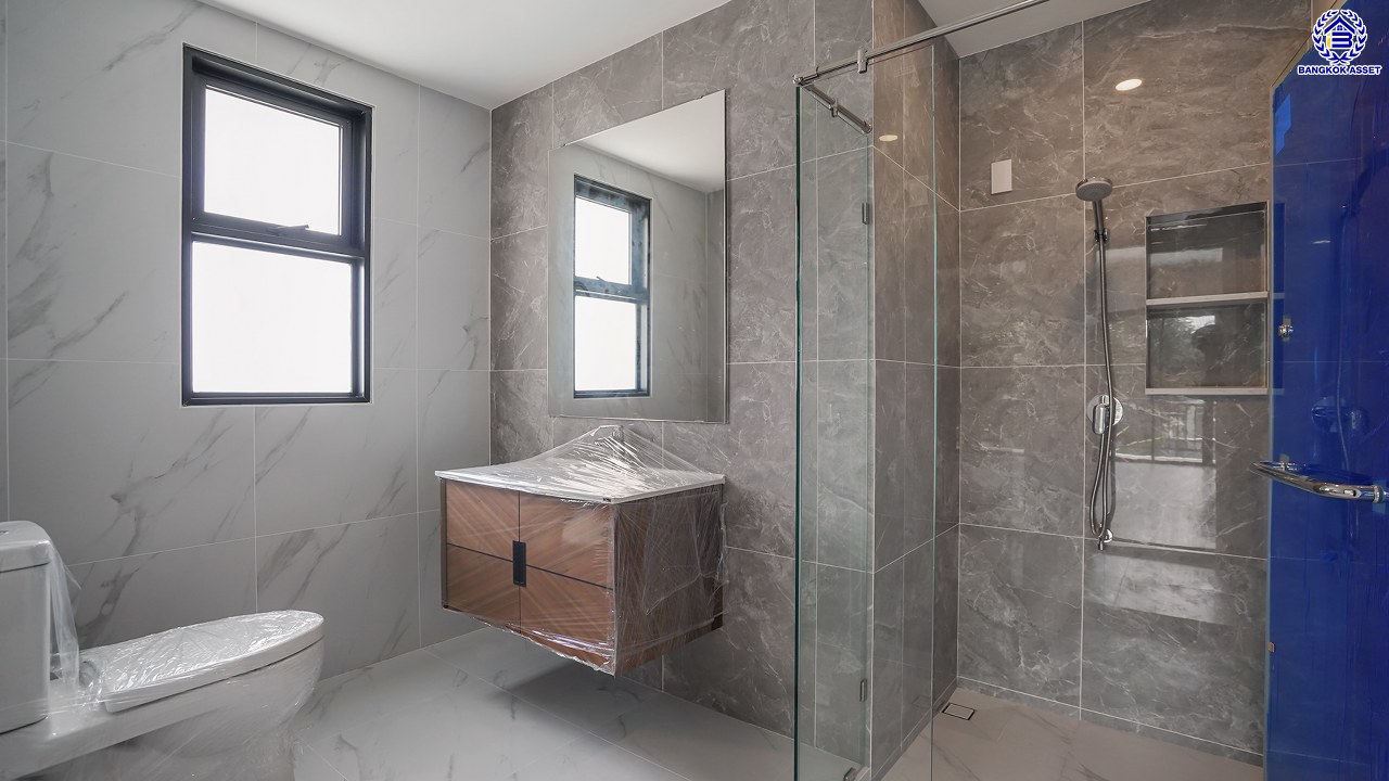 บ้านมือสองตกแต่งใหม่ โครงการ กฤษดานคร20 ปิ่นเกล้า เนื้อที่ 118 ตร.ว. พื้นที่ใช้สอย 425.47 ตร.ม. พร้อมฟังก์ชันจัดเต็ม 4 ห้องนอน 5 ห้องน้ำ 1 ห้องแม่บ้าน จอดรถได้ 3 คัน บนทำเลเชื่อมต่อเมืองอย่างรวดเร็ว ใกล้ทางคู่ขนานลอยฟ้าบรมราชชนนี ทางด่วน "กาญจนาภิเษก" ม.มหิดล เซ็นทรัลปิ่นเกล้า และตลาดสดธนบุรี