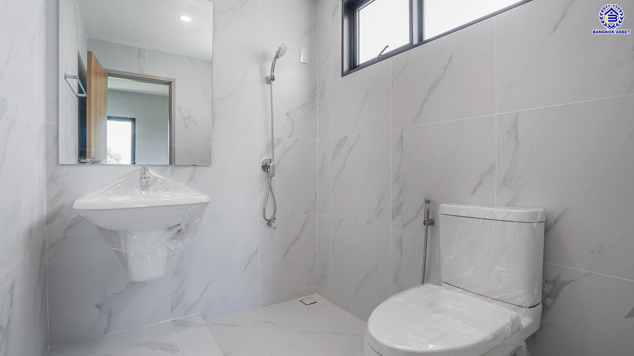 บ้านมือสองตกแต่งใหม่ โครงการ กฤษดานคร20 ปิ่นเกล้า เนื้อที่ 118 ตร.ว. พื้นที่ใช้สอย 425.47 ตร.ม. พร้อมฟังก์ชันจัดเต็ม 4 ห้องนอน 5 ห้องน้ำ 1 ห้องแม่บ้าน จอดรถได้ 3 คัน บนทำเลเชื่อมต่อเมืองอย่างรวดเร็ว ใกล้ทางคู่ขนานลอยฟ้าบรมราชชนนี ทางด่วน "กาญจนาภิเษก" ม.มหิดล เซ็นทรัลปิ่นเกล้า และตลาดสดธนบุรี