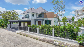 บ้านมือสองตกแต่งใหม่ โครงการ กฤษดานคร20 ปิ่นเกล้า เนื้อที่ 118 ตร.ว. พื้นที่ใช้สอย 425.47 ตร.ม. พร้อมฟังก์ชันจัดเต็ม 4 ห้องนอน 5 ห้องน้ำ 1 ห้องแม่บ้าน จอดรถได้ 3 คัน บนทำเลเชื่อมต่อเมืองอย่างรวดเร็ว ใกล้ทางคู่ขนานลอยฟ้าบรมราชชนนี ทางด่วน "กาญจนาภิเษก" ม.มหิดล เซ็นทรัลปิ่นเกล้า และตลาดสดธนบุรี