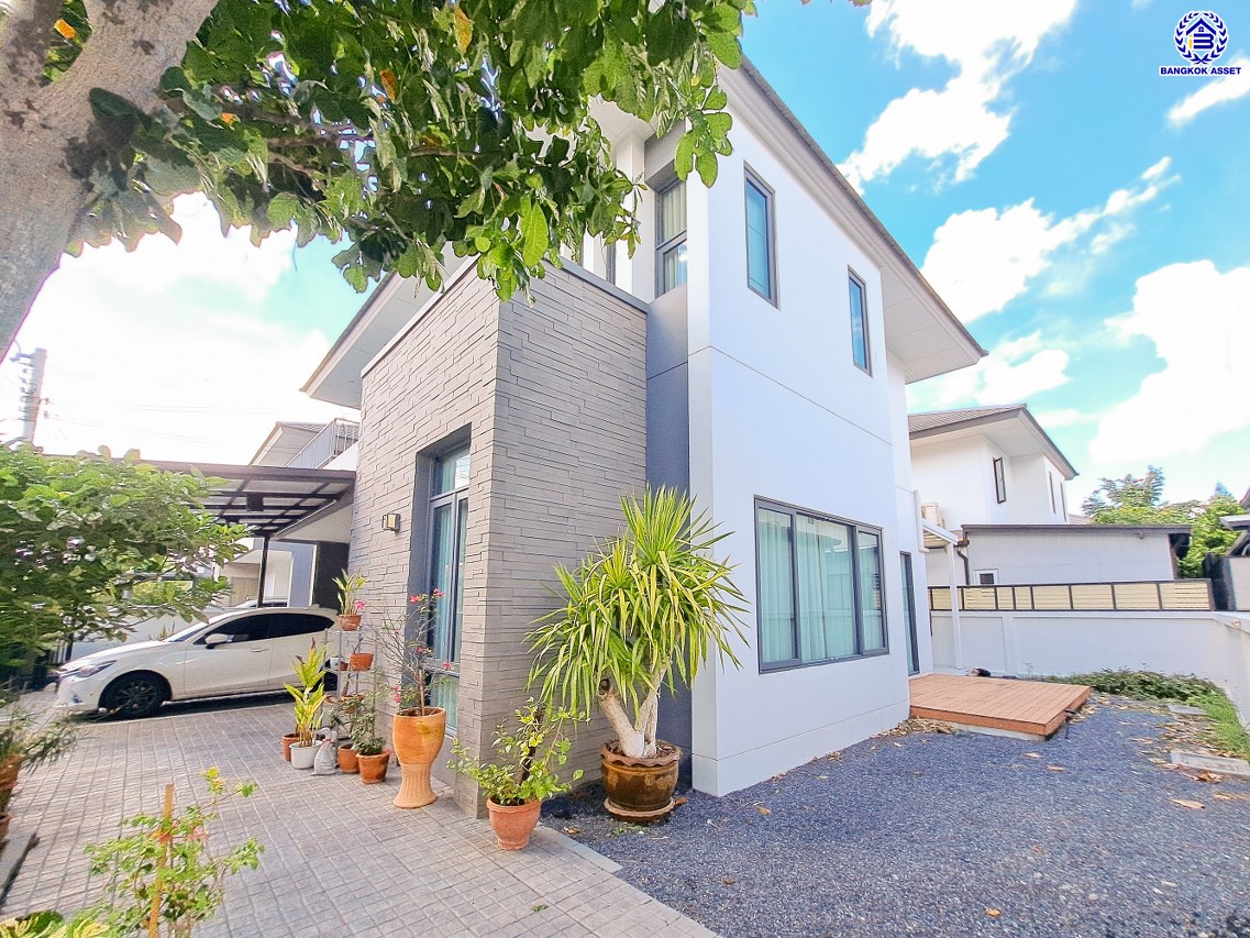 บ้านเดี่ยวมือสองนนทบุรี โครงการ ซื่อตรงพรีเมี่ยม บางบัวทอง เนื้อที่ 64 ตร.ว. พื้นที่ใช้สอย 190 ตร.ม. ฟังก์ชัน 4 ห้องนอน 3 ห้องน้ำ 2 ที่จอดรถ แถมฟรี! เครื่องปรับอากาศ, เครื่องทำน้ำอุ่น พร้อมเข้าอยู่ ทำเลเดินทางสะดวก เชื่อมต่อถนนกาญจนาภิเษก, ถนนปทุมธานี-บางเลน ใกล้รถไฟฟ้าสายสีม่วง "สถานีคลองบางไผ่"