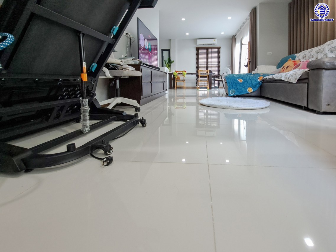 บ้านเดี่ยวมือสองนนทบุรี โครงการ ซื่อตรงพรีเมี่ยม บางบัวทอง เนื้อที่ 64 ตร.ว. พื้นที่ใช้สอย 190 ตร.ม. ฟังก์ชัน 4 ห้องนอน 3 ห้องน้ำ 2 ที่จอดรถ แถมฟรี! เครื่องปรับอากาศ, เครื่องทำน้ำอุ่น พร้อมเข้าอยู่ ทำเลเดินทางสะดวก เชื่อมต่อถนนกาญจนาภิเษก, ถนนปทุมธานี-บางเลน ใกล้รถไฟฟ้าสายสีม่วง "สถานีคลองบางไผ่"