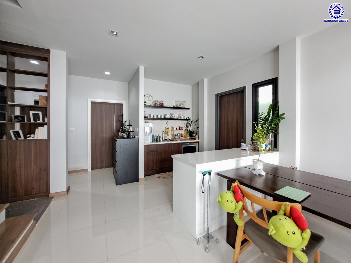 บ้านเดี่ยวมือสองนนทบุรี โครงการ ซื่อตรงพรีเมี่ยม บางบัวทอง เนื้อที่ 64 ตร.ว. พื้นที่ใช้สอย 190 ตร.ม. ฟังก์ชัน 4 ห้องนอน 3 ห้องน้ำ 2 ที่จอดรถ แถมฟรี! เครื่องปรับอากาศ, เครื่องทำน้ำอุ่น พร้อมเข้าอยู่ ทำเลเดินทางสะดวก เชื่อมต่อถนนกาญจนาภิเษก, ถนนปทุมธานี-บางเลน ใกล้รถไฟฟ้าสายสีม่วง "สถานีคลองบางไผ่"