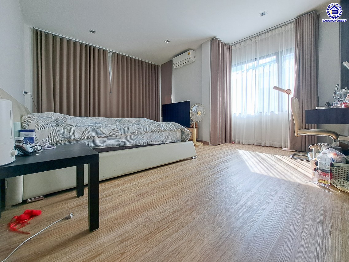 บ้านเดี่ยวมือสองนนทบุรี โครงการ ซื่อตรงพรีเมี่ยม บางบัวทอง เนื้อที่ 64 ตร.ว. พื้นที่ใช้สอย 190 ตร.ม. ฟังก์ชัน 4 ห้องนอน 3 ห้องน้ำ 2 ที่จอดรถ แถมฟรี! เครื่องปรับอากาศ, เครื่องทำน้ำอุ่น พร้อมเข้าอยู่ ทำเลเดินทางสะดวก เชื่อมต่อถนนกาญจนาภิเษก, ถนนปทุมธานี-บางเลน ใกล้รถไฟฟ้าสายสีม่วง "สถานีคลองบางไผ่"