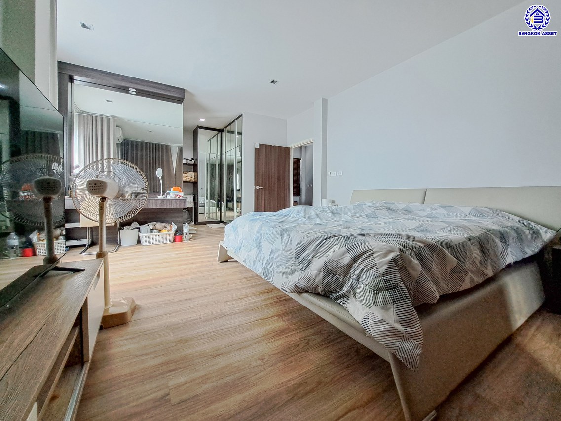 บ้านเดี่ยวมือสองนนทบุรี โครงการ ซื่อตรงพรีเมี่ยม บางบัวทอง เนื้อที่ 64 ตร.ว. พื้นที่ใช้สอย 190 ตร.ม. ฟังก์ชัน 4 ห้องนอน 3 ห้องน้ำ 2 ที่จอดรถ แถมฟรี! เครื่องปรับอากาศ, เครื่องทำน้ำอุ่น พร้อมเข้าอยู่ ทำเลเดินทางสะดวก เชื่อมต่อถนนกาญจนาภิเษก, ถนนปทุมธานี-บางเลน ใกล้รถไฟฟ้าสายสีม่วง "สถานีคลองบางไผ่"