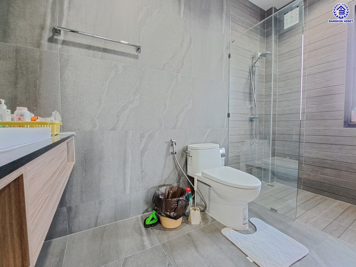 บ้านเดี่ยวมือสองนนทบุรี โครงการ ซื่อตรงพรีเมี่ยม บางบัวทอง เนื้อที่ 64 ตร.ว. พื้นที่ใช้สอย 190 ตร.ม. ฟังก์ชัน 4 ห้องนอน 3 ห้องน้ำ 2 ที่จอดรถ แถมฟรี! เครื่องปรับอากาศ, เครื่องทำน้ำอุ่น พร้อมเข้าอยู่ ทำเลเดินทางสะดวก เชื่อมต่อถนนกาญจนาภิเษก, ถนนปทุมธานี-บางเลน ใกล้รถไฟฟ้าสายสีม่วง "สถานีคลองบางไผ่"