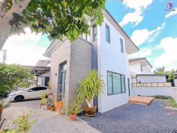 บ้านเดี่ยวมือสองนนทบุรี โครงการ ซื่อตรงพรีเมี่ยม บางบัวทอง เนื้อที่ 64 ตร.ว. พื้นที่ใช้สอย 190 ตร.ม. ฟังก์ชัน 4 ห้องนอน 3 ห้องน้ำ 2 ที่จอดรถ แถมฟรี! เครื่องปรับอากาศ, เครื่องทำน้ำอุ่น พร้อมเข้าอยู่ ทำเลเดินทางสะดวก เชื่อมต่อถนนกาญจนาภิเษก, ถนนปทุมธานี-บางเลน ใกล้รถไฟฟ้าสายสีม่วง "สถานีคลองบางไผ่"