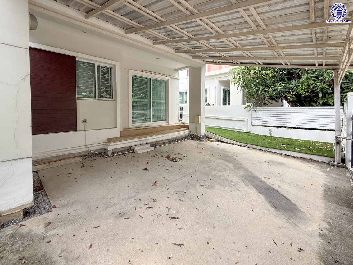 บ้านแฝดมือสองนนทบุรี โครงการ ชวนชื่น พระราม7-สิรินธร เนื้อที่ 36 ตร.ว. พื้นที่ใช้สอย 150 ตร.ม. ฟังก์ชัน 3 ห้องนอน 2 ห้องน้ำ จอดรถได้ 2 คัน บนทำเลดีเชื่อมต่อหลายเส้นทาง ใกล้จุดขึ้นทางด่วน "ศรีรัช-วงแหวนรอบนอก" รถไฟฟ้าสายสีแดง "สถานีบางบำหรุ" และรถไฟฟ้าสายสีน้ำเงิน "สถานีบางอ้อ"