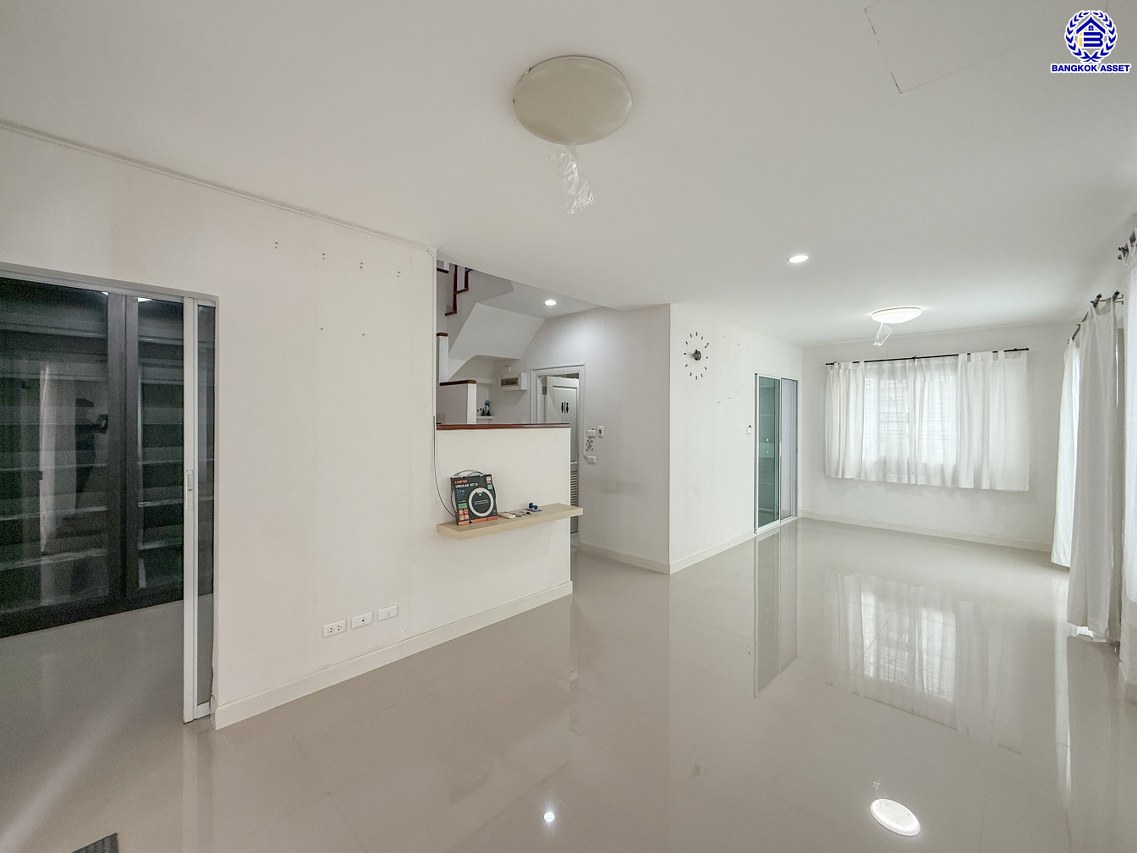 บ้านแฝดมือสองนนทบุรี โครงการ ชวนชื่น พระราม7-สิรินธร เนื้อที่ 36 ตร.ว. พื้นที่ใช้สอย 150 ตร.ม. ฟังก์ชัน 3 ห้องนอน 2 ห้องน้ำ จอดรถได้ 2 คัน บนทำเลดีเชื่อมต่อหลายเส้นทาง ใกล้จุดขึ้นทางด่วน "ศรีรัช-วงแหวนรอบนอก" รถไฟฟ้าสายสีแดง "สถานีบางบำหรุ" และรถไฟฟ้าสายสีน้ำเงิน "สถานีบางอ้อ"