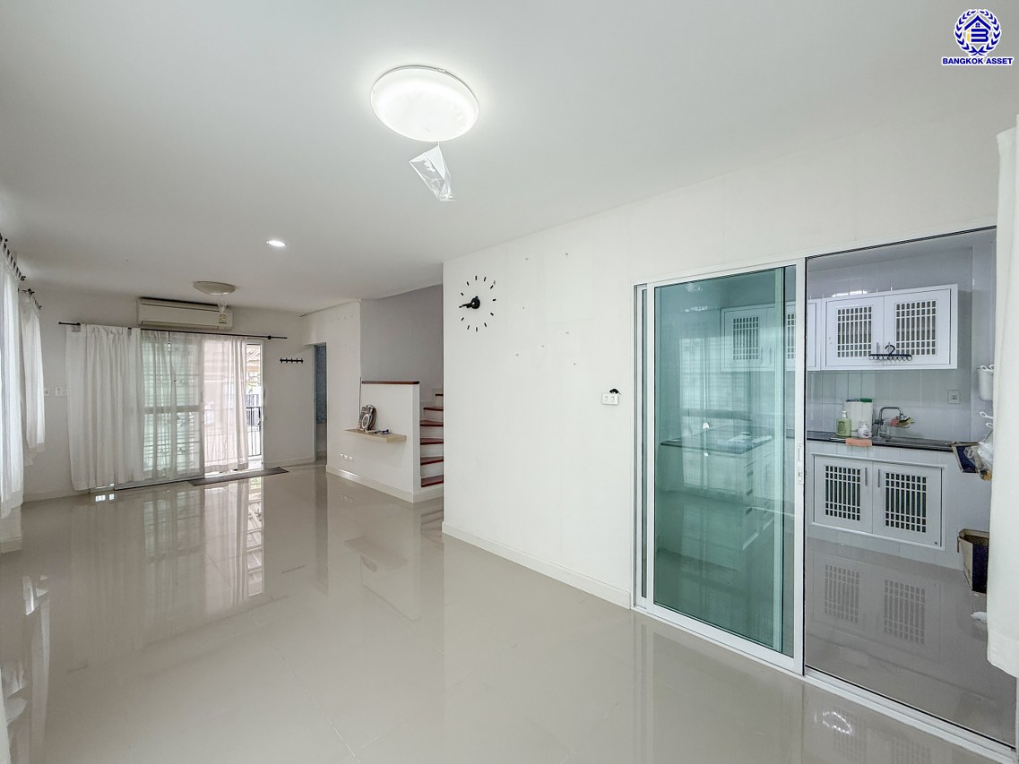 บ้านแฝดมือสองนนทบุรี โครงการ ชวนชื่น พระราม7-สิรินธร เนื้อที่ 36 ตร.ว. พื้นที่ใช้สอย 150 ตร.ม. ฟังก์ชัน 3 ห้องนอน 2 ห้องน้ำ จอดรถได้ 2 คัน บนทำเลดีเชื่อมต่อหลายเส้นทาง ใกล้จุดขึ้นทางด่วน "ศรีรัช-วงแหวนรอบนอก" รถไฟฟ้าสายสีแดง "สถานีบางบำหรุ" และรถไฟฟ้าสายสีน้ำเงิน "สถานีบางอ้อ"