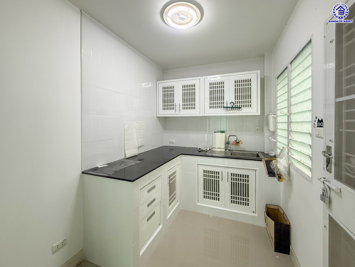 บ้านแฝดมือสองนนทบุรี โครงการ ชวนชื่น พระราม7-สิรินธร เนื้อที่ 36 ตร.ว. พื้นที่ใช้สอย 150 ตร.ม. ฟังก์ชัน 3 ห้องนอน 2 ห้องน้ำ จอดรถได้ 2 คัน บนทำเลดีเชื่อมต่อหลายเส้นทาง ใกล้จุดขึ้นทางด่วน "ศรีรัช-วงแหวนรอบนอก" รถไฟฟ้าสายสีแดง "สถานีบางบำหรุ" และรถไฟฟ้าสายสีน้ำเงิน "สถานีบางอ้อ"