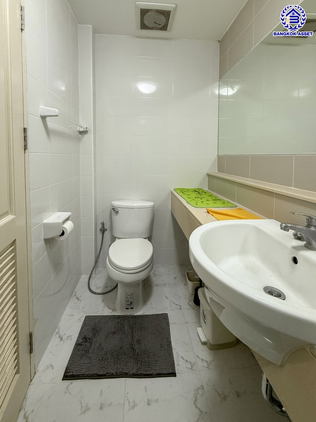 บ้านแฝดมือสองนนทบุรี โครงการ ชวนชื่น พระราม7-สิรินธร เนื้อที่ 36 ตร.ว. พื้นที่ใช้สอย 150 ตร.ม. ฟังก์ชัน 3 ห้องนอน 2 ห้องน้ำ จอดรถได้ 2 คัน บนทำเลดีเชื่อมต่อหลายเส้นทาง ใกล้จุดขึ้นทางด่วน "ศรีรัช-วงแหวนรอบนอก" รถไฟฟ้าสายสีแดง "สถานีบางบำหรุ" และรถไฟฟ้าสายสีน้ำเงิน "สถานีบางอ้อ"