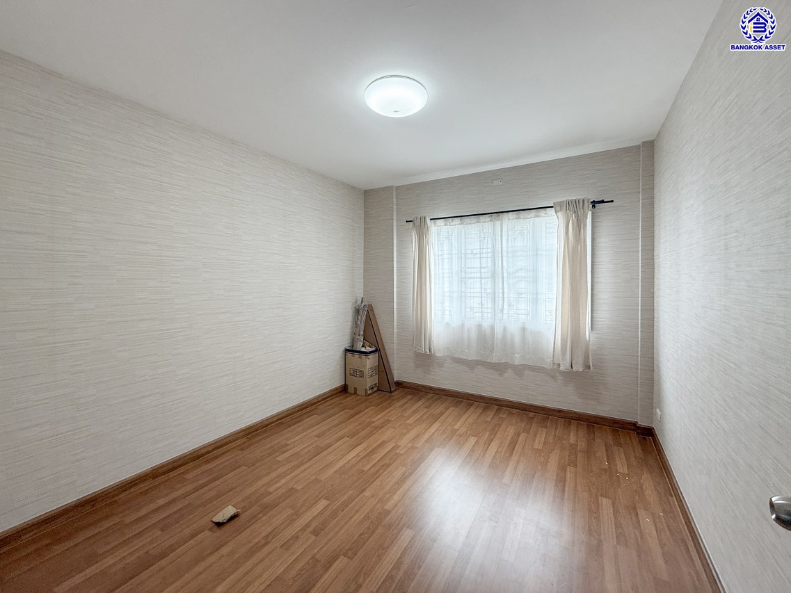 บ้านแฝดมือสองนนทบุรี โครงการ ชวนชื่น พระราม7-สิรินธร เนื้อที่ 36 ตร.ว. พื้นที่ใช้สอย 150 ตร.ม. ฟังก์ชัน 3 ห้องนอน 2 ห้องน้ำ จอดรถได้ 2 คัน บนทำเลดีเชื่อมต่อหลายเส้นทาง ใกล้จุดขึ้นทางด่วน "ศรีรัช-วงแหวนรอบนอก" รถไฟฟ้าสายสีแดง "สถานีบางบำหรุ" และรถไฟฟ้าสายสีน้ำเงิน "สถานีบางอ้อ"