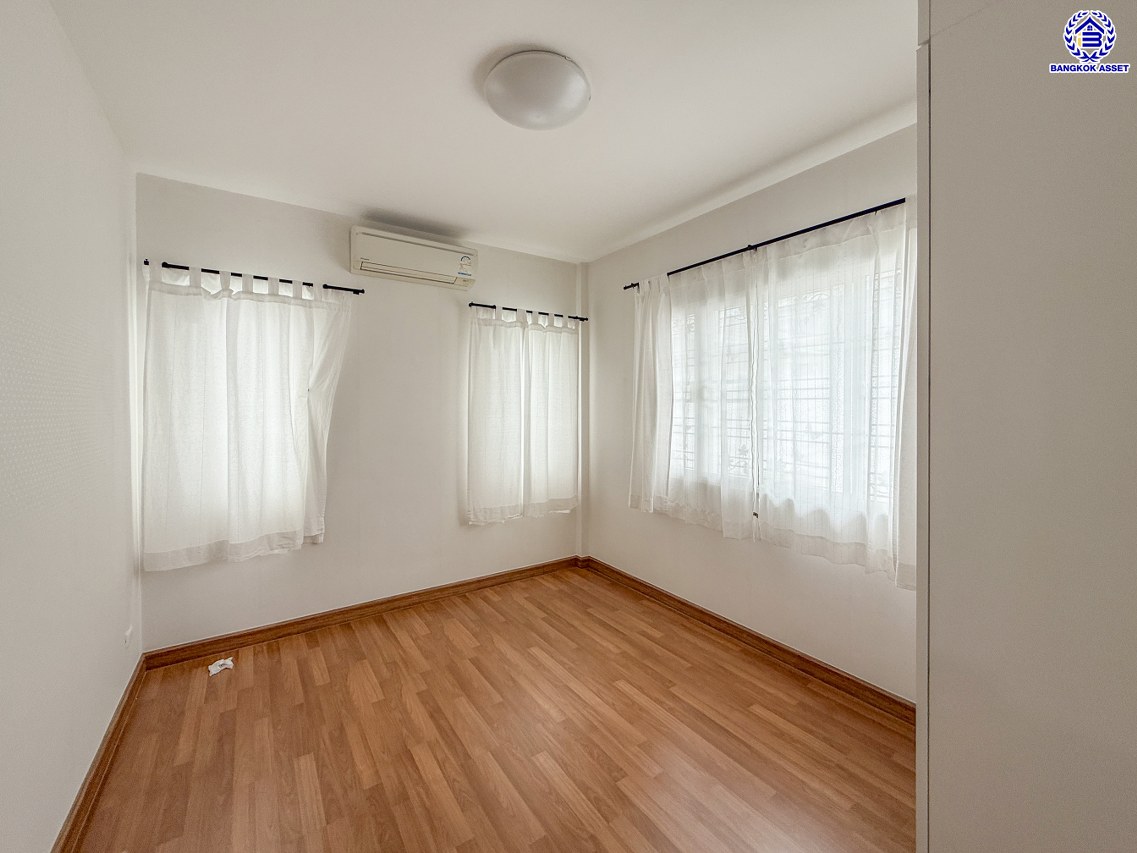 บ้านแฝดมือสองนนทบุรี โครงการ ชวนชื่น พระราม7-สิรินธร เนื้อที่ 36 ตร.ว. พื้นที่ใช้สอย 150 ตร.ม. ฟังก์ชัน 3 ห้องนอน 2 ห้องน้ำ จอดรถได้ 2 คัน บนทำเลดีเชื่อมต่อหลายเส้นทาง ใกล้จุดขึ้นทางด่วน "ศรีรัช-วงแหวนรอบนอก" รถไฟฟ้าสายสีแดง "สถานีบางบำหรุ" และรถไฟฟ้าสายสีน้ำเงิน "สถานีบางอ้อ"