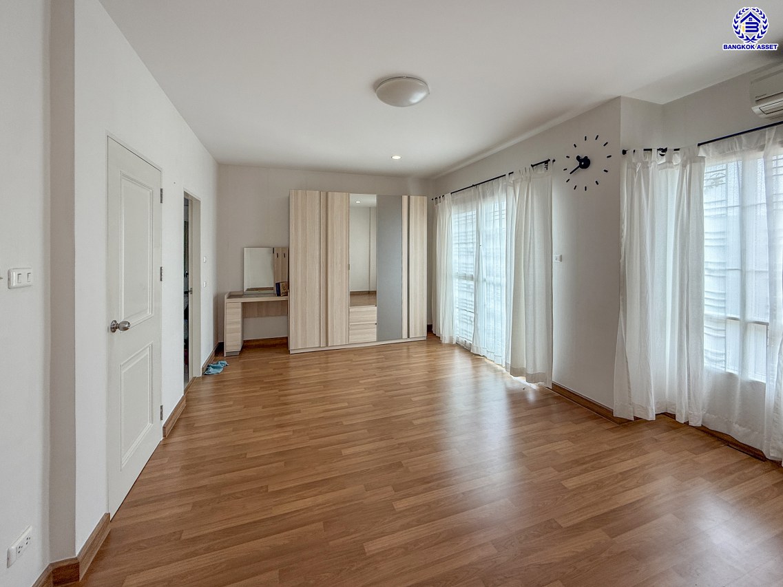 บ้านแฝดมือสองนนทบุรี โครงการ ชวนชื่น พระราม7-สิรินธร เนื้อที่ 36 ตร.ว. พื้นที่ใช้สอย 150 ตร.ม. ฟังก์ชัน 3 ห้องนอน 2 ห้องน้ำ จอดรถได้ 2 คัน บนทำเลดีเชื่อมต่อหลายเส้นทาง ใกล้จุดขึ้นทางด่วน "ศรีรัช-วงแหวนรอบนอก" รถไฟฟ้าสายสีแดง "สถานีบางบำหรุ" และรถไฟฟ้าสายสีน้ำเงิน "สถานีบางอ้อ"