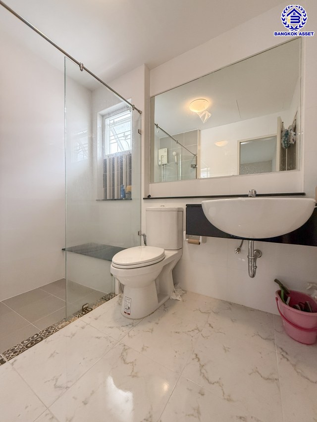 บ้านแฝดมือสองนนทบุรี โครงการ ชวนชื่น พระราม7-สิรินธร เนื้อที่ 36 ตร.ว. พื้นที่ใช้สอย 150 ตร.ม. ฟังก์ชัน 3 ห้องนอน 2 ห้องน้ำ จอดรถได้ 2 คัน บนทำเลดีเชื่อมต่อหลายเส้นทาง ใกล้จุดขึ้นทางด่วน "ศรีรัช-วงแหวนรอบนอก" รถไฟฟ้าสายสีแดง "สถานีบางบำหรุ" และรถไฟฟ้าสายสีน้ำเงิน "สถานีบางอ้อ"