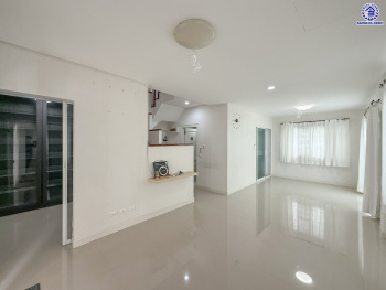 บ้านแฝดมือสองนนทบุรี โครงการ ชวนชื่น พระราม7-สิรินธร เนื้อที่ 36 ตร.ว. พื้นที่ใช้สอย 150 ตร.ม. ฟังก์ชัน 3 ห้องนอน 2 ห้องน้ำ จอดรถได้ 2 คัน บนทำเลดีเชื่อมต่อหลายเส้นทาง ใกล้จุดขึ้นทางด่วน "ศรีรัช-วงแหวนรอบนอก" รถไฟฟ้าสายสีแดง "สถานีบางบำหรุ" และรถไฟฟ้าสายสีน้ำเงิน "สถานีบางอ้อ"