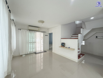 บ้านแฝดมือสองนนทบุรี โครงการ ชวนชื่น พระราม7-สิรินธร เนื้อที่ 36 ตร.ว. พื้นที่ใช้สอย 150 ตร.ม. ฟังก์ชัน 3 ห้องนอน 2 ห้องน้ำ จอดรถได้ 2 คัน บนทำเลดีเชื่อมต่อหลายเส้นทาง ใกล้จุดขึ้นทางด่วน "ศรีรัช-วงแหวนรอบนอก" รถไฟฟ้าสายสีแดง "สถานีบางบำหรุ" และรถไฟฟ้าสายสีน้ำเงิน "สถานีบางอ้อ"