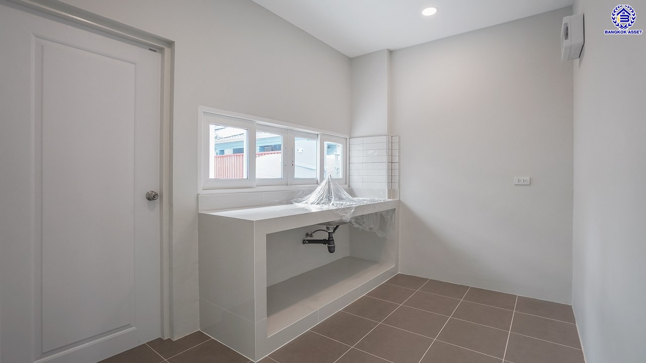 บ้านมือสองตกแต่งใหม่ โครงการ คาซ่าวิลล์ ราชพฤกษ์-รัตนาธิเบศร์2 แบรนด์ Q.House รีโนเวทใหม่พร้อมเข้าอยู่ เนื้อที่ 54 ตร.ว. พื้นที่ใช้สอย 211.55 ตร.ม. ฟังก์ชันจัดเต็ม 4 ห้องนอน 3 ห้องน้ำ จอดรถได้ 2 คัน บนทำเลศักยภาพ ติดถนนราชพฤกษ์ ใกล้รถไฟฟ้าสายสีม่วง "สถานีบางรักน้อยท่าอิฐ" และทางด่วน "ศรีรัช"