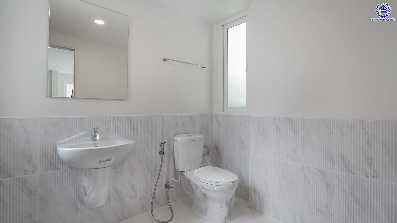 บ้านมือสองตกแต่งใหม่ โครงการ คาซ่าวิลล์ ราชพฤกษ์-รัตนาธิเบศร์2 แบรนด์ Q.House รีโนเวทใหม่พร้อมเข้าอยู่ เนื้อที่ 54 ตร.ว. พื้นที่ใช้สอย 211.55 ตร.ม. ฟังก์ชันจัดเต็ม 4 ห้องนอน 3 ห้องน้ำ จอดรถได้ 2 คัน บนทำเลศักยภาพ ติดถนนราชพฤกษ์ ใกล้รถไฟฟ้าสายสีม่วง "สถานีบางรักน้อยท่าอิฐ" และทางด่วน "ศรีรัช"