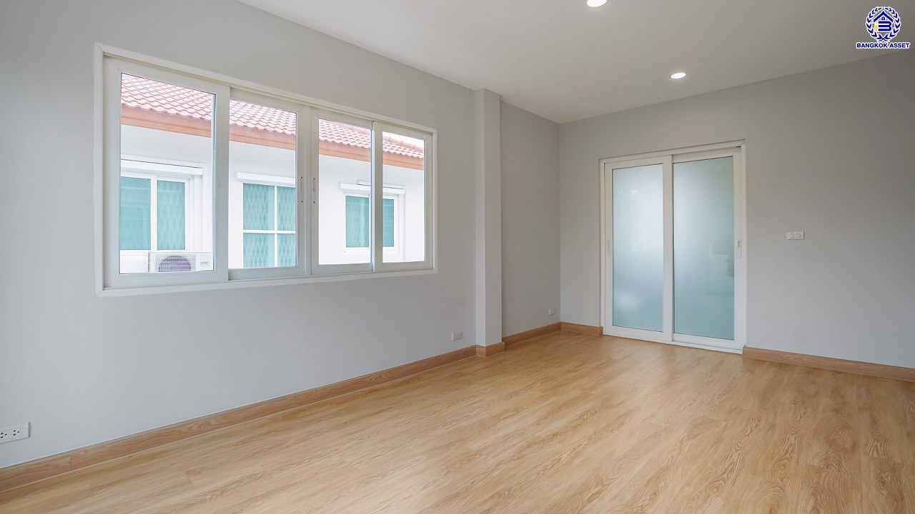 บ้านมือสองตกแต่งใหม่ โครงการ คาซ่าวิลล์ ราชพฤกษ์-รัตนาธิเบศร์2 แบรนด์ Q.House รีโนเวทใหม่พร้อมเข้าอยู่ เนื้อที่ 54 ตร.ว. พื้นที่ใช้สอย 211.55 ตร.ม. ฟังก์ชันจัดเต็ม 4 ห้องนอน 3 ห้องน้ำ จอดรถได้ 2 คัน บนทำเลศักยภาพ ติดถนนราชพฤกษ์ ใกล้รถไฟฟ้าสายสีม่วง "สถานีบางรักน้อยท่าอิฐ" และทางด่วน "ศรีรัช"