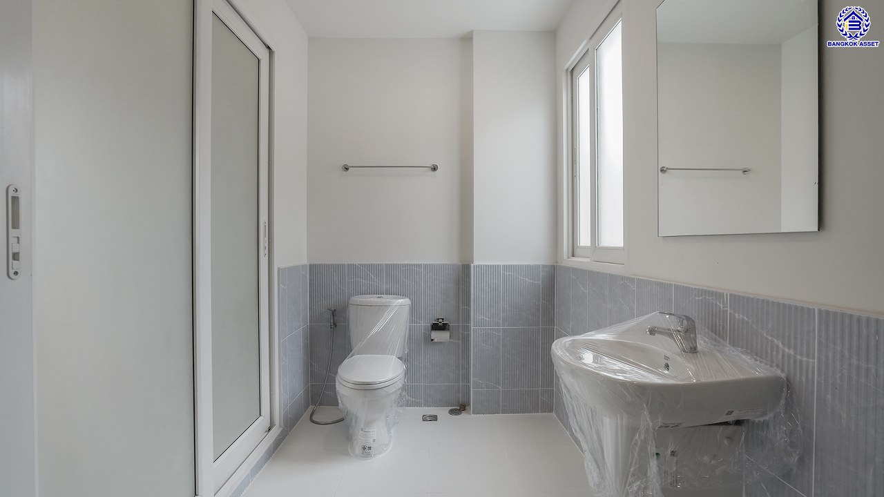 บ้านมือสองตกแต่งใหม่ โครงการ คาซ่าวิลล์ ราชพฤกษ์-รัตนาธิเบศร์2 แบรนด์ Q.House รีโนเวทใหม่พร้อมเข้าอยู่ เนื้อที่ 54 ตร.ว. พื้นที่ใช้สอย 211.55 ตร.ม. ฟังก์ชันจัดเต็ม 4 ห้องนอน 3 ห้องน้ำ จอดรถได้ 2 คัน บนทำเลศักยภาพ ติดถนนราชพฤกษ์ ใกล้รถไฟฟ้าสายสีม่วง "สถานีบางรักน้อยท่าอิฐ" และทางด่วน "ศรีรัช"