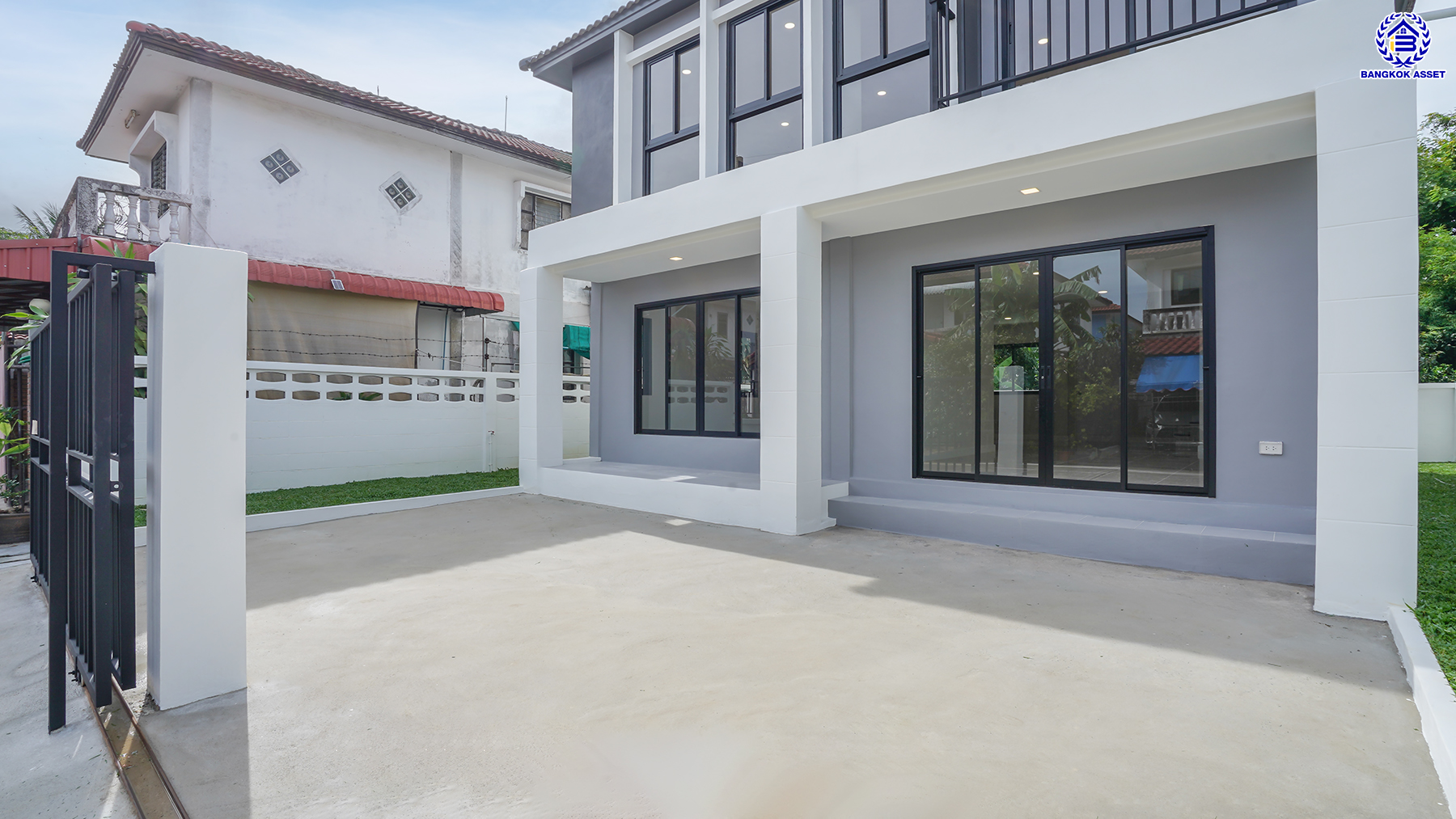 บ้านมือสองตกแต่งใหม่ โครงการ พระปิ่น2 บรมราชชนนี เนื้อที่ 53.4 ตร.ว. พื้นที่ใช้สอย 194.25 ตร.ม. ฟังก์ชัน 4 ห้องนอน 2 ห้องน้ำ จอดรถได้ 2 คัน เข้า-ออกได้หลายเส้นทาง ติดถนนบรมราชชนนี เชื่อมต่อถนนศาลาธรรมสพน์ ใกล้ทางคู่ขนานลอยฟ้าบรมราชชนนี ใกล้จุดขึ้นทางด่วน "ศรีรัช" และห้างสรรพสินค้าเซ็นทรัลปิ่นเกล้า