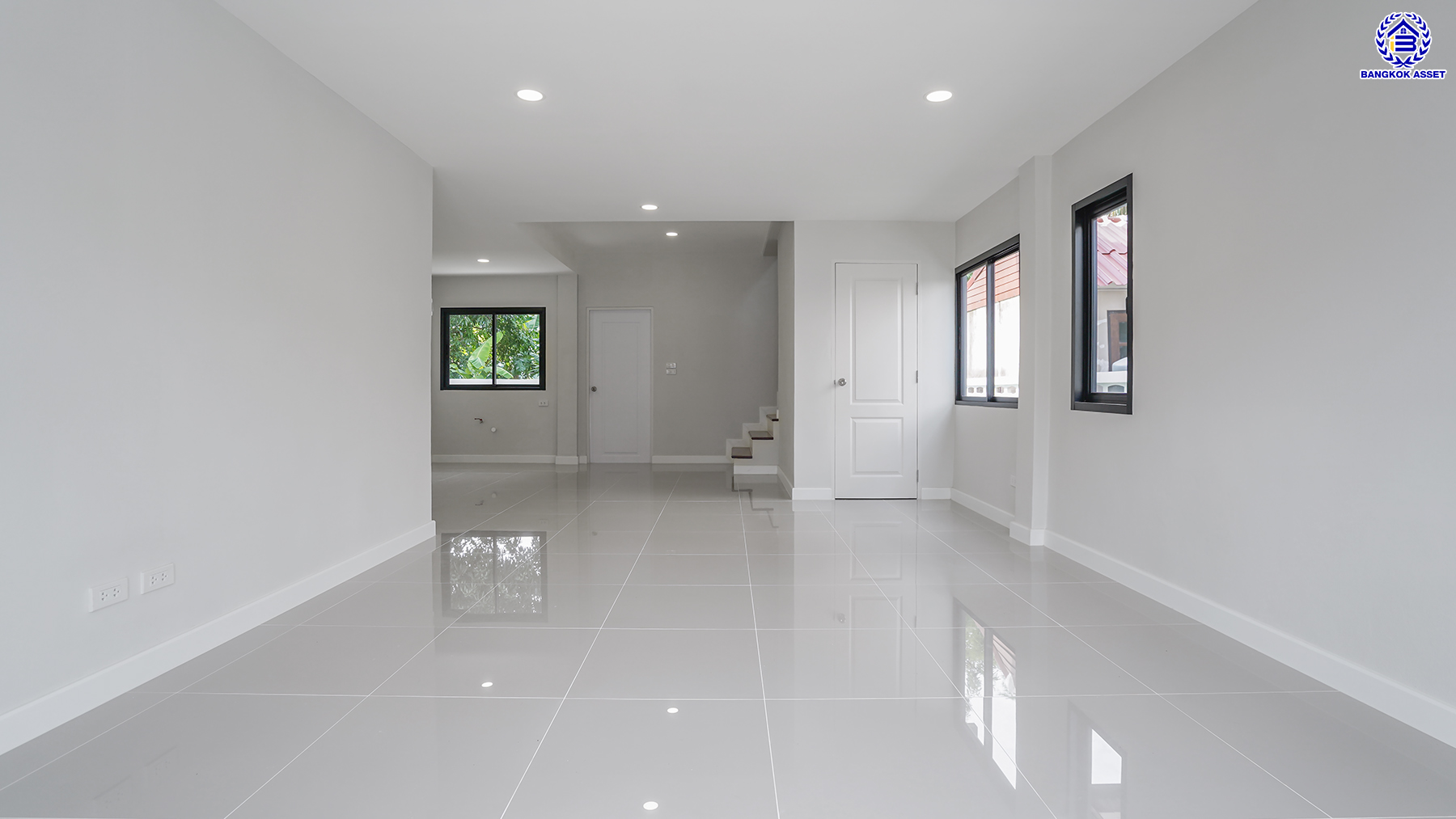 บ้านมือสองตกแต่งใหม่ โครงการ พระปิ่น2 บรมราชชนนี เนื้อที่ 53.4 ตร.ว. พื้นที่ใช้สอย 194.25 ตร.ม. ฟังก์ชัน 4 ห้องนอน 2 ห้องน้ำ จอดรถได้ 2 คัน เข้า-ออกได้หลายเส้นทาง ติดถนนบรมราชชนนี เชื่อมต่อถนนศาลาธรรมสพน์ ใกล้ทางคู่ขนานลอยฟ้าบรมราชชนนี ใกล้จุดขึ้นทางด่วน "ศรีรัช" และห้างสรรพสินค้าเซ็นทรัลปิ่นเกล้า