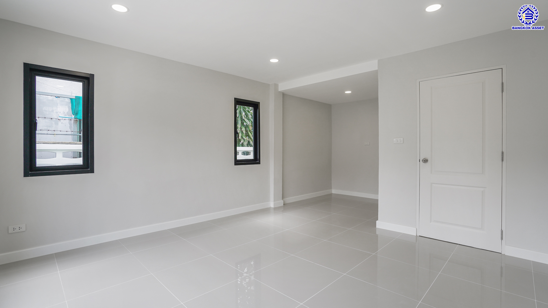 บ้านมือสองตกแต่งใหม่ โครงการ พระปิ่น2 บรมราชชนนี เนื้อที่ 53.4 ตร.ว. พื้นที่ใช้สอย 194.25 ตร.ม. ฟังก์ชัน 4 ห้องนอน 2 ห้องน้ำ จอดรถได้ 2 คัน เข้า-ออกได้หลายเส้นทาง ติดถนนบรมราชชนนี เชื่อมต่อถนนศาลาธรรมสพน์ ใกล้ทางคู่ขนานลอยฟ้าบรมราชชนนี ใกล้จุดขึ้นทางด่วน "ศรีรัช" และห้างสรรพสินค้าเซ็นทรัลปิ่นเกล้า