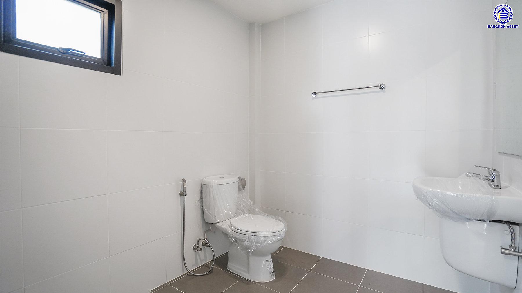 บ้านมือสองตกแต่งใหม่ โครงการ พระปิ่น2 บรมราชชนนี เนื้อที่ 53.4 ตร.ว. พื้นที่ใช้สอย 194.25 ตร.ม. ฟังก์ชัน 4 ห้องนอน 2 ห้องน้ำ จอดรถได้ 2 คัน เข้า-ออกได้หลายเส้นทาง ติดถนนบรมราชชนนี เชื่อมต่อถนนศาลาธรรมสพน์ ใกล้ทางคู่ขนานลอยฟ้าบรมราชชนนี ใกล้จุดขึ้นทางด่วน "ศรีรัช" และห้างสรรพสินค้าเซ็นทรัลปิ่นเกล้า