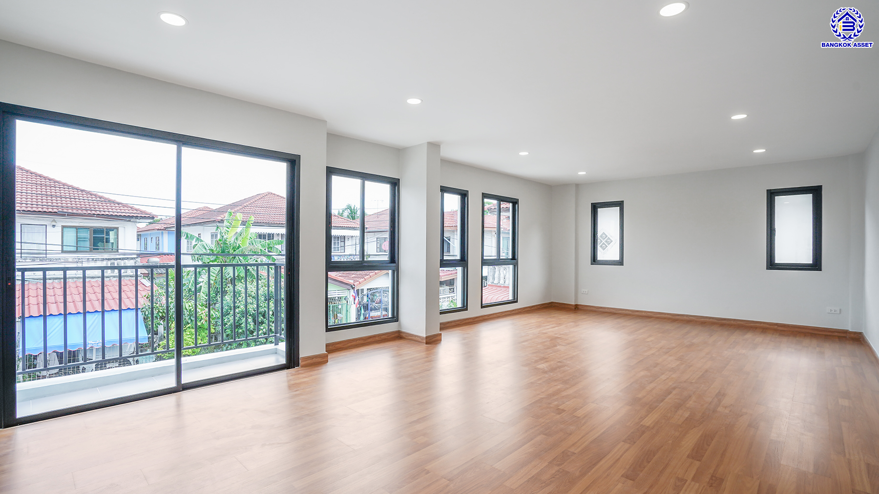 บ้านมือสองตกแต่งใหม่ โครงการ พระปิ่น2 บรมราชชนนี เนื้อที่ 53.4 ตร.ว. พื้นที่ใช้สอย 194.25 ตร.ม. ฟังก์ชัน 4 ห้องนอน 2 ห้องน้ำ จอดรถได้ 2 คัน เข้า-ออกได้หลายเส้นทาง ติดถนนบรมราชชนนี เชื่อมต่อถนนศาลาธรรมสพน์ ใกล้ทางคู่ขนานลอยฟ้าบรมราชชนนี ใกล้จุดขึ้นทางด่วน "ศรีรัช" และห้างสรรพสินค้าเซ็นทรัลปิ่นเกล้า