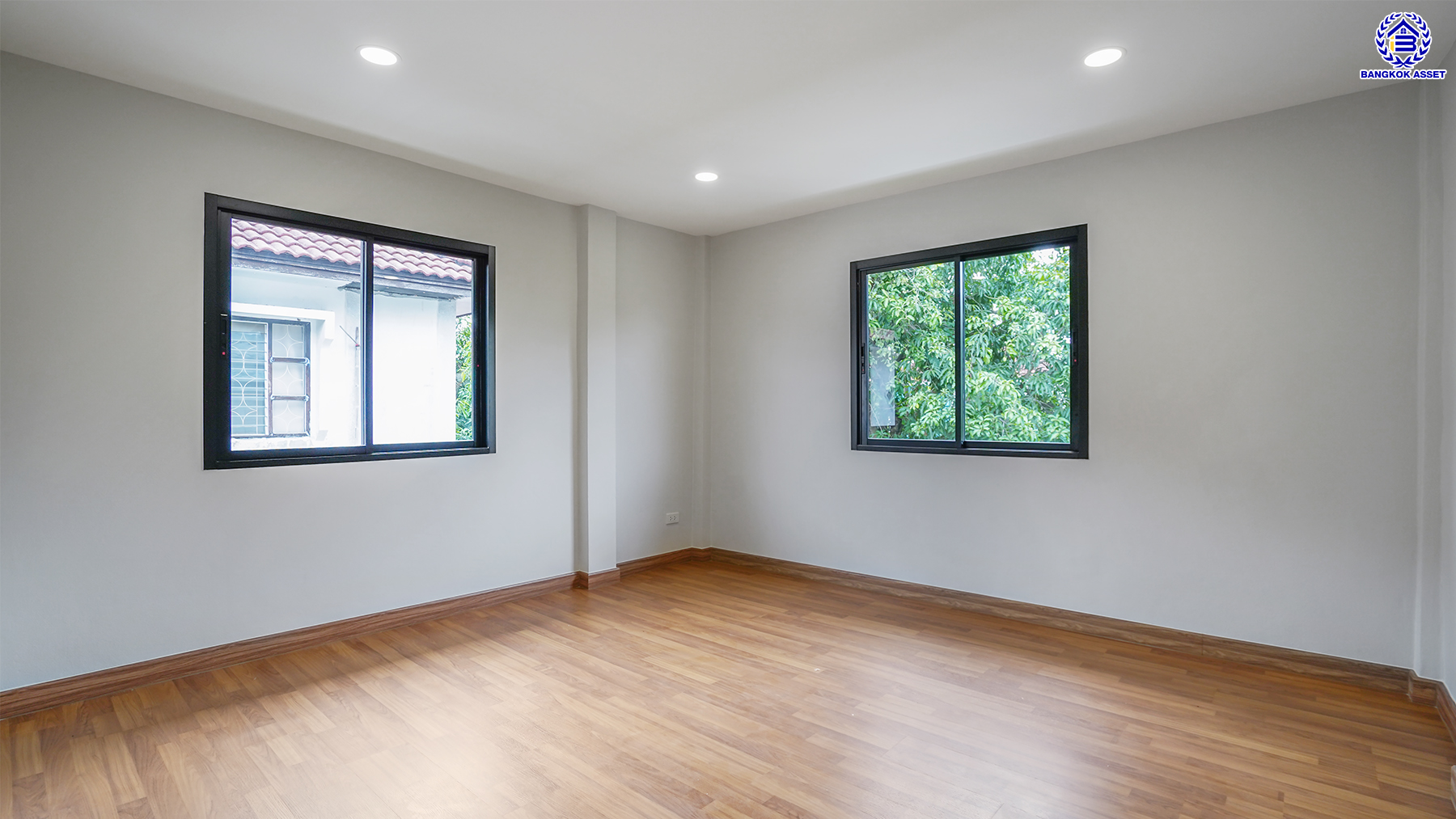 บ้านมือสองตกแต่งใหม่ โครงการ พระปิ่น2 บรมราชชนนี เนื้อที่ 53.4 ตร.ว. พื้นที่ใช้สอย 194.25 ตร.ม. ฟังก์ชัน 4 ห้องนอน 2 ห้องน้ำ จอดรถได้ 2 คัน เข้า-ออกได้หลายเส้นทาง ติดถนนบรมราชชนนี เชื่อมต่อถนนศาลาธรรมสพน์ ใกล้ทางคู่ขนานลอยฟ้าบรมราชชนนี ใกล้จุดขึ้นทางด่วน "ศรีรัช" และห้างสรรพสินค้าเซ็นทรัลปิ่นเกล้า