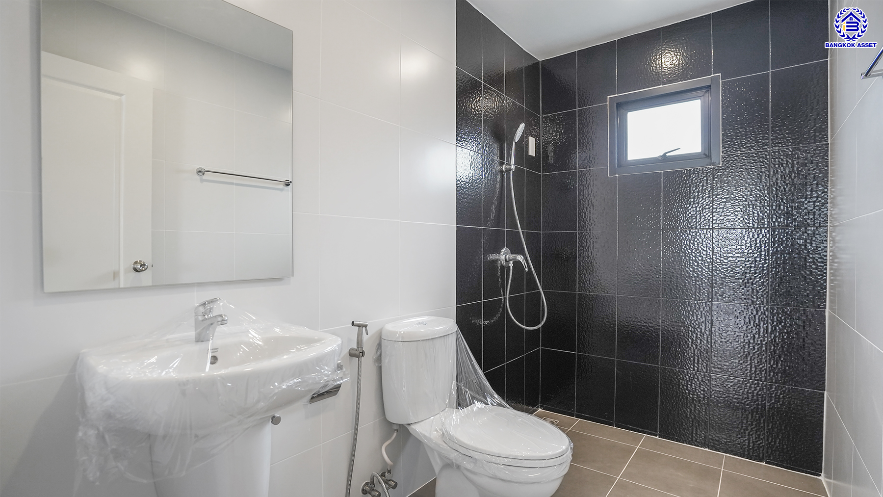 บ้านมือสองตกแต่งใหม่ โครงการ พระปิ่น2 บรมราชชนนี เนื้อที่ 53.4 ตร.ว. พื้นที่ใช้สอย 194.25 ตร.ม. ฟังก์ชัน 4 ห้องนอน 2 ห้องน้ำ จอดรถได้ 2 คัน เข้า-ออกได้หลายเส้นทาง ติดถนนบรมราชชนนี เชื่อมต่อถนนศาลาธรรมสพน์ ใกล้ทางคู่ขนานลอยฟ้าบรมราชชนนี ใกล้จุดขึ้นทางด่วน "ศรีรัช" และห้างสรรพสินค้าเซ็นทรัลปิ่นเกล้า