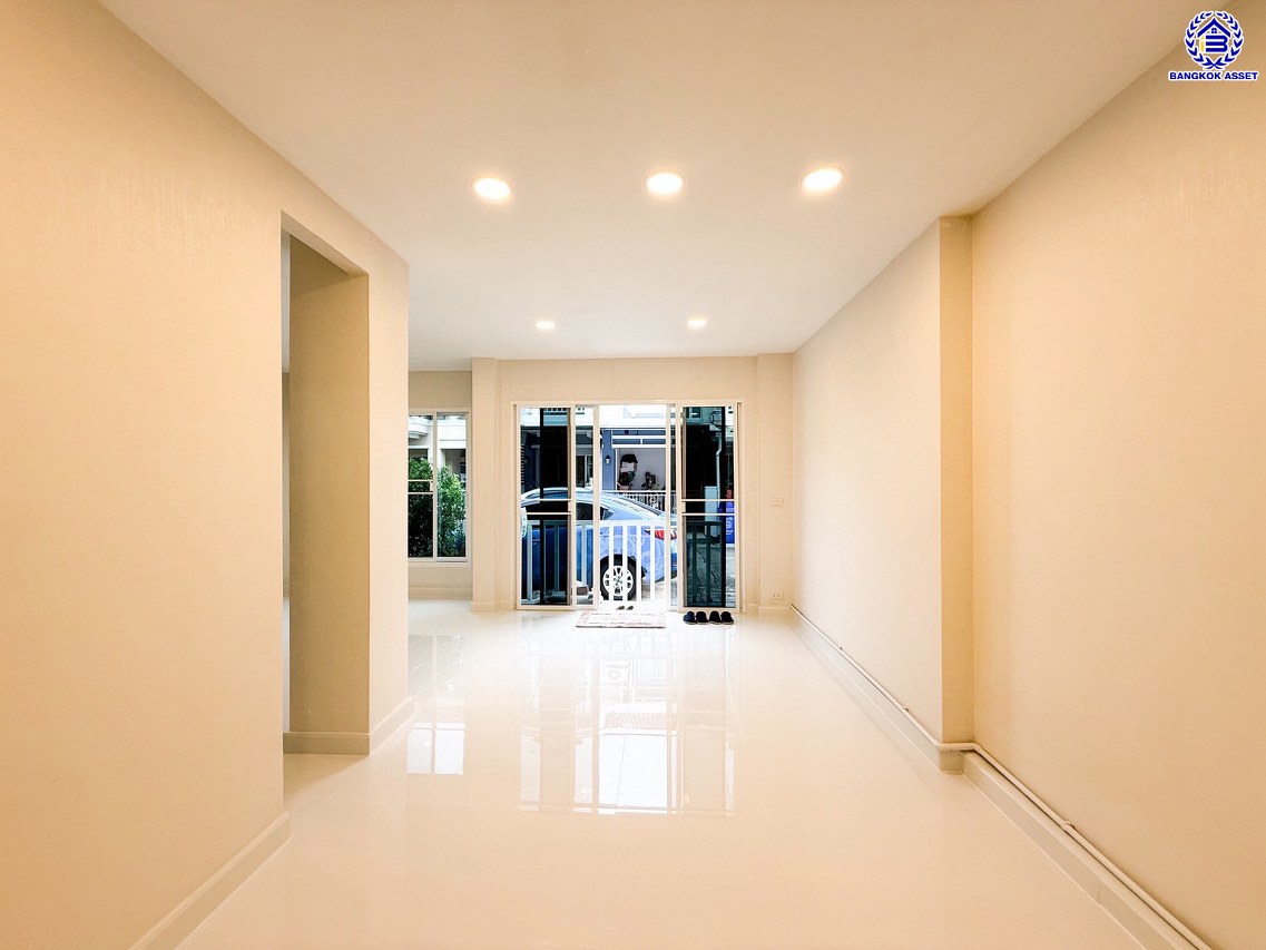 ทาวน์เฮ้าส์มือสองนนทบุรี โครงการ เดอะวิลล่า ท่าอิฐ เนื้อที่ 18 ตร.ว. พื้นที่ใช้สอย 110 ตร.ม. ฟังก์ชัน 3 ห้องนอน 2 ห้องน้ำ 1 ที่จอดรถ พร้อมแถมฟรี! เครื่องปรับอากาศ และ เครื่องทำน้ำอุ่น บนทำเลเดินทางสะดวก เชื่อมต่อถนนชัยพฤกษ์ ถนนรัตนาธิเบศร์ ถนนติวานนท์-ปทุมธานี ใกล้รถไฟฟ้าสายสีม่วง "สถานีบางรักน้อยท่าอิฐ" และจุดขึ้นทางด่วน "ศรีรัช"